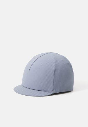 Boné azul claro feito de tecido texturizado, com um topo arredondado, aba curva e design de seis painéis. Inclui realces de costura visíveis.