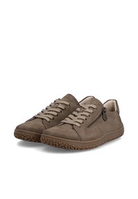 paire de baskets décontractées en daim marron avec lacets à l'avant, fermeture éclair latérale et semelles en caoutchouc texturées sur fond blanc.