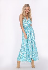 Rochie maxi cu decolteu adânc în V, cu un model de zebra alb și albastru, realizată dintr-un material ușor, cu un design fluid și talie ajustată.