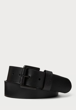 Cinto de couro preto com textura suave, fivela prateada e logotipo em relevo. Comprimento ajustável com vários furos para ajuste.