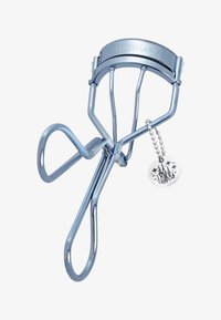 Curler per ciglia in metallo con il marchio "Tweezerman" e piccolo ciondolo rotondo con un design di castello su una catena a palline.