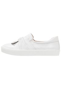 Bottines en cuir blanc à enfiler avec un design noué sur le devant, présentant une texture lisse et une semelle en caoutchouc plate.