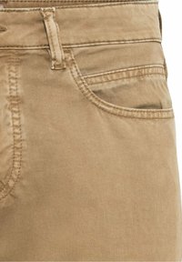 Beige katoenen broek met een gladde textuur, voorzien van een voorzak, gestikte details en een regular fit ontwerp.