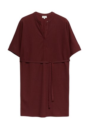 Bordowa sukienka z krótkim rękawem, okrągłym dekoltem, częściowym zapięciem na guziki i cienkim paskiem związanym w talii.
