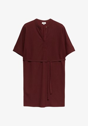 Robe bordeaux à manches courtes avec un col rond, une patte de boutonnage partielle et une fine ceinture nouée à la taille.
