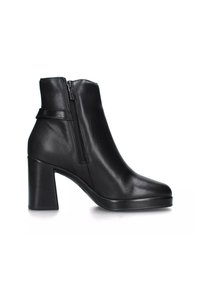 Stivaletto nero realizzato in pelle liscia, con zip laterale, tacco grosso, punta arrotondata e una cintura decorativa attorno alla caviglia.