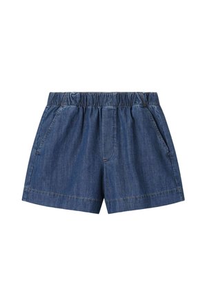 Short en jean bleu avec taille élastique, poches latérales et coutures apparentes sur un fond blanc.