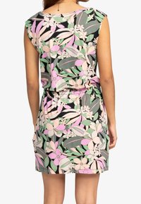 Blumengemustertes Kleid mit kurzen Ärmeln, in Grün, Rosa und Creme auf schwarzem Hintergrund. Mit elastischem Bund und knielanger Länge.