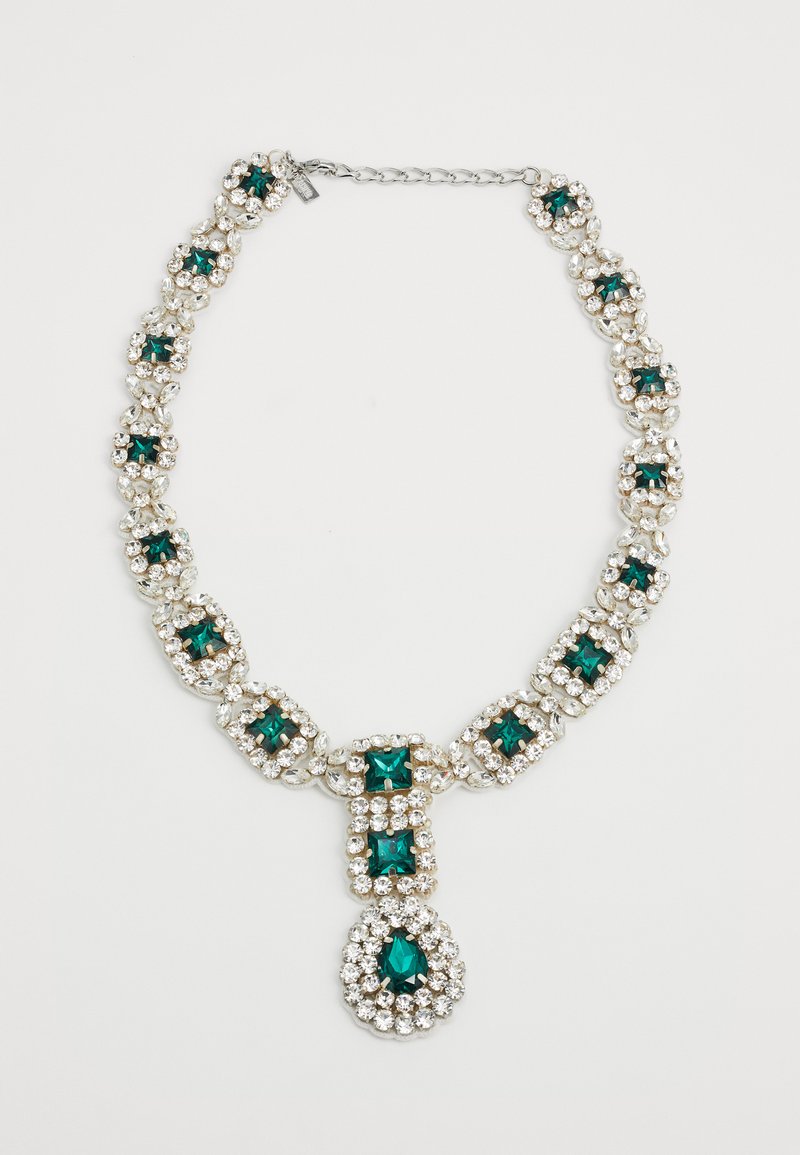 Náhrdelník s alternativními čtvercovými a marquise čirými krystaly kolem zelených čtvercových kamenů, se středovým zeleným kapkovým přívěskem obklopeným čirými krystaly.