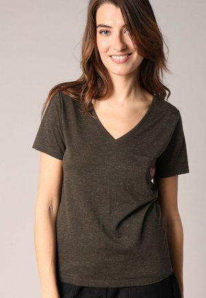Donkergroene v-hals t-shirt met korte mouwen, zakdetails en een kleine hartaccent, gemaakt van gestructureerde, lichte stof.