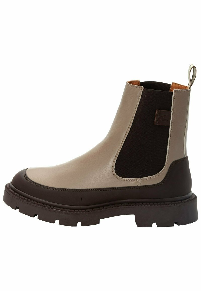 Stivaletti beige in pelle con pannelli laterali elasticizzati, suola in gomma marrone scuro e dettagli testurizzati. Presentano cuciture lungo i bordi e una linguetta.