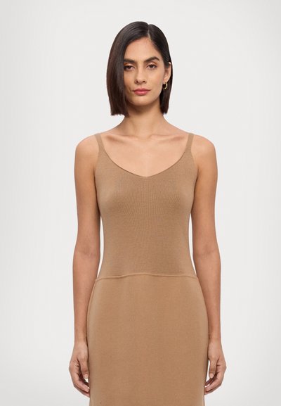 Abito in maglia aderente marrone con spalline sottili e scollatura a V, caratterizzato da una texture liscia e un design senza cuciture in tutto l'indumento.