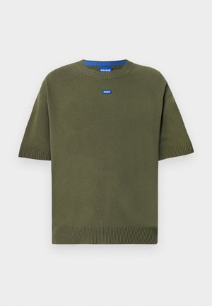 Suéter curto de manga curta verde oliva com gola redonda, punhos canelados e detalhes de logotipo azul no peito e na gola. Textura suave e lisa.