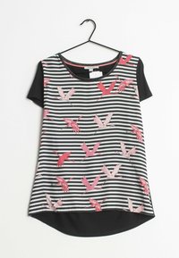 Top de manga corta a rayas en blanco y negro con estampado de pájaros rosas, cuello redondo y dobladillo ligeramente curvado. Textura de tela suave.
