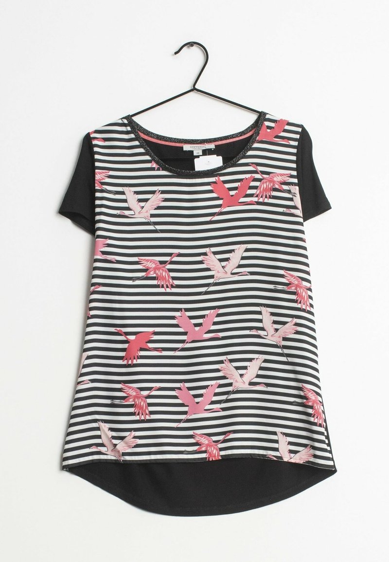 Top de manga corta a rayas en blanco y negro con estampado de pájaros rosas, cuello redondo y dobladillo ligeramente curvado. Textura de tela suave.