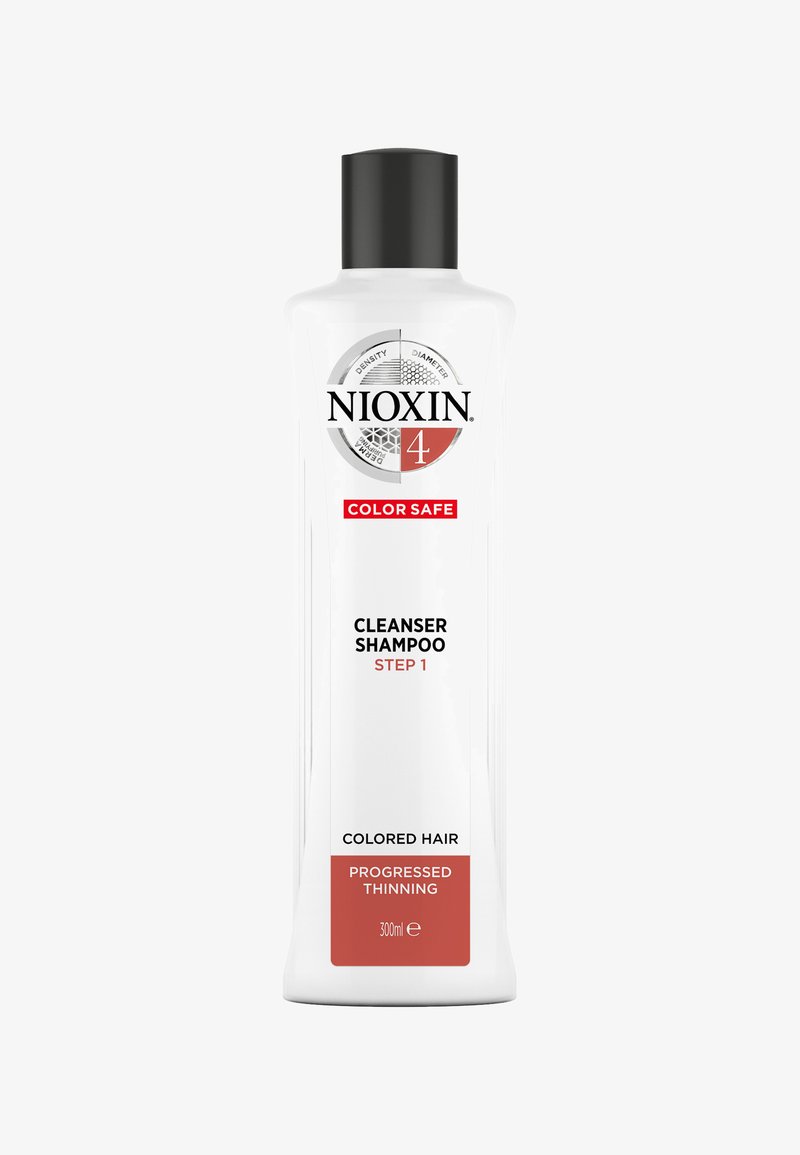 Hvid flaske med Nioxin Cleanser Shampoo, 300 ml, har et sort låg, røde og sølvfarvede detaljer, med mærkede sektioner til farvet hår og tyndere hår.