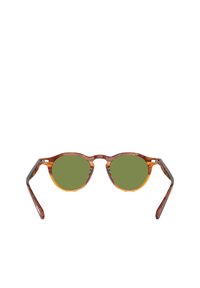 Occhiali da sole tondi con montatura in tartaruga, lenti verdi e dettagli arancioni. Design leggero con bordi lisci e stanghette sottili.