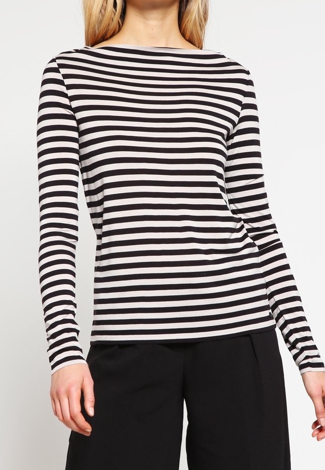 Długi rękaw, bluzka w czarno-białe poziome paski, wykonana z miękkiego materiału, z okrągłym dekoltem i dopasowaną sylwetką.