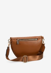 Bolso cruzado de imitación cuero marrón con parte superior texturizada. Presenta un bolsillo frontal con cremallera dorada y una correa de satén ajustable.