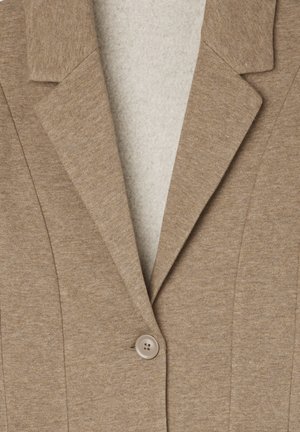 Blazer marrone con una texture liscia, dotato di colletto a scollo, chiusura con un solo bottone e linee pulite. Il tessuto è morbido e leggermente elasticizzato.