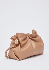 Sac à main en similicuir marron clair avec un design plissé, une quincaillerie dorée et une texture douce. Comprend une sangle pour poignet et un logo embossé.