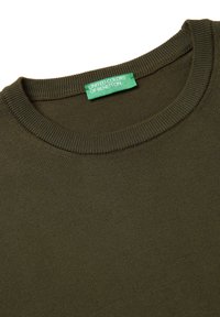 Olivgrüner Strickpullover mit geripptem Rundhalsausschnitt und einem sichtbaren Markenschild in leuchtendem Grün mit weißem Text. Weiche Textur.