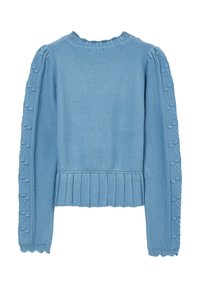 Hellblauer gestrickter Pullover mit geripptem Saum, der strukturierte Details entlang der Ärmel und einen gewellten Halsausschnitt aufweist.
