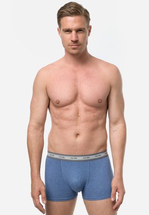 Boxer aderenti in cotone blu con una cintura grigia firmata, caratterizzati da un design aderente e una texture morbida, indossati da un modello maschile.