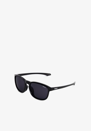 Schwarze rechteckige Sonnenbrille mit dunklen Gläsern, schlanken Bügeln und dem Markennamen "SINNER" auf beiden Gläsern und Bügeln.