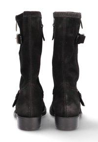 Bottes en suède noir mi-mollet avec une surface légèrement texturée, des zips sur le côté et des accents de boucle sur les côtés extérieurs. Talon plat noir.