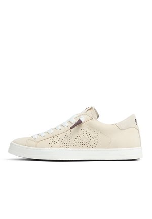 Baskets basses beiges avec semelle blanche, lacets blancs, design perforé sur le côté et détail en daim au talon sur fond blanc.