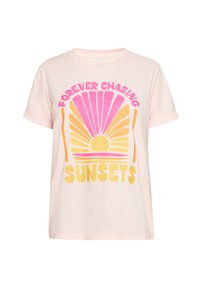 Ljusrosa t-shirt i bomullsblandning med korta ärmar, med en djärv grafisk design i rosa och gult som säger "FOREVER CHASING SUNSETS."