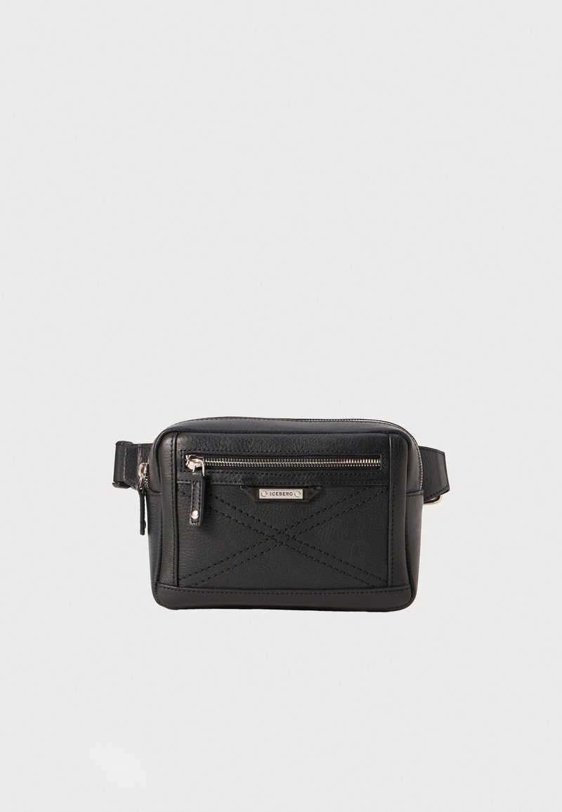Sac à taille en cuir noir avec poche zippée à l'avant et plaque en métal "ICEBERG", sangle ajustable et motif en X cousu sur le panneau avant.