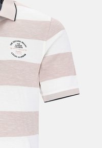 Koszulka polo z krótkim rękawem w poziome jasnoróżowe i białe paski. Posiada czarny kołnierzyk oraz haftowane logo na piersi. Materiał z mieszanki bawełny.