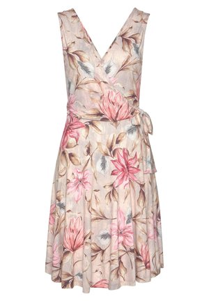 Robe portefeuille sans manches à col en V, avec ceinture à nouer, présentant un fond beige et un grand imprimé floral rose et marron.