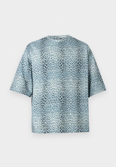 Άνετο t-shirt κοντού μανικιού με ακανόνιστο πουα ζώου σε ανοιχτό μπλε και μαύρο.