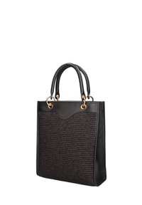 Borsa nera con texture intrecciata, dettagli in pelle liscia, doppio manico superiore e hardware in tonalità oro. Forma quadrata compatta.