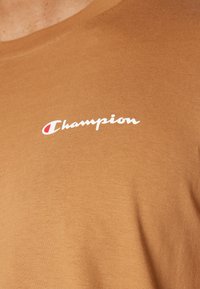 Champion ICONS CREWNECK WITH SMALL LOGO - Nyomott mintás póló - brown