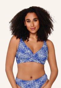 Niebieski i biały biustonosz bikini o wzorze, z krzyżuj ącym się fasonem, szerokimi ramiączkami i gładką fakturą. Stylizowany z pasującymi majtkami.