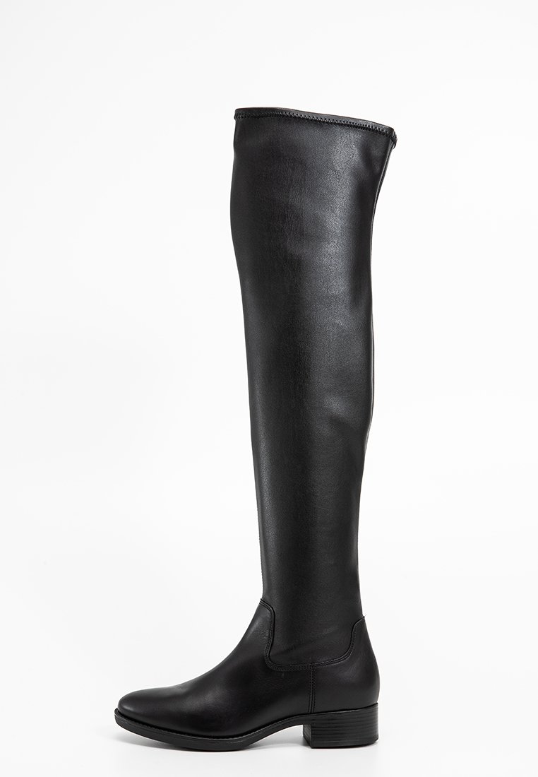 Zwarte leren laarzen tot boven de knie met een strakke vormgeving, platte hak en een gladde textuur. Minimale hardware en geen zichtbare patronen.