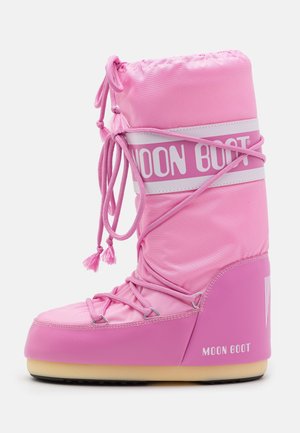 Stivale da neve rosa con esterno lucido, parte superiore imbottita, chiusura con lacci e suola in gomma. Presenta il logo "MOON BOOT" sul lato.