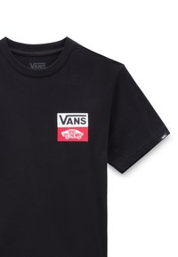 Camiseta de algodón negra que presenta un logo de Vans en blanco y rojo en la parte izquierda del pecho. Cuello redondo clásico y mangas cortas.
