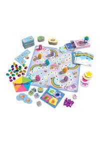 Kolorowa gra planszowa dla dzieci z tęczową ścieżką, figurkami w kształcie zwierząt, kartami, kostką, żetonami w kształcie kamieni szlachetnych i wskaźnikiem na białym tle.