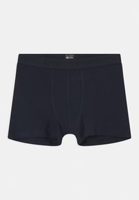 Boxer in un fondo blu scuro realizzati in tessuto elasticizzato; presentano una cintura elastica morbida con il nome del marchio in rilievo e un pannello frontale per supporto.