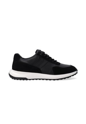 Schwarze Sneakers aus Leder und Wildleder, mit einer weißen Gummisohle, Schnürung vorne und strukturierten Akzenten. Abgerundete Zehenform.