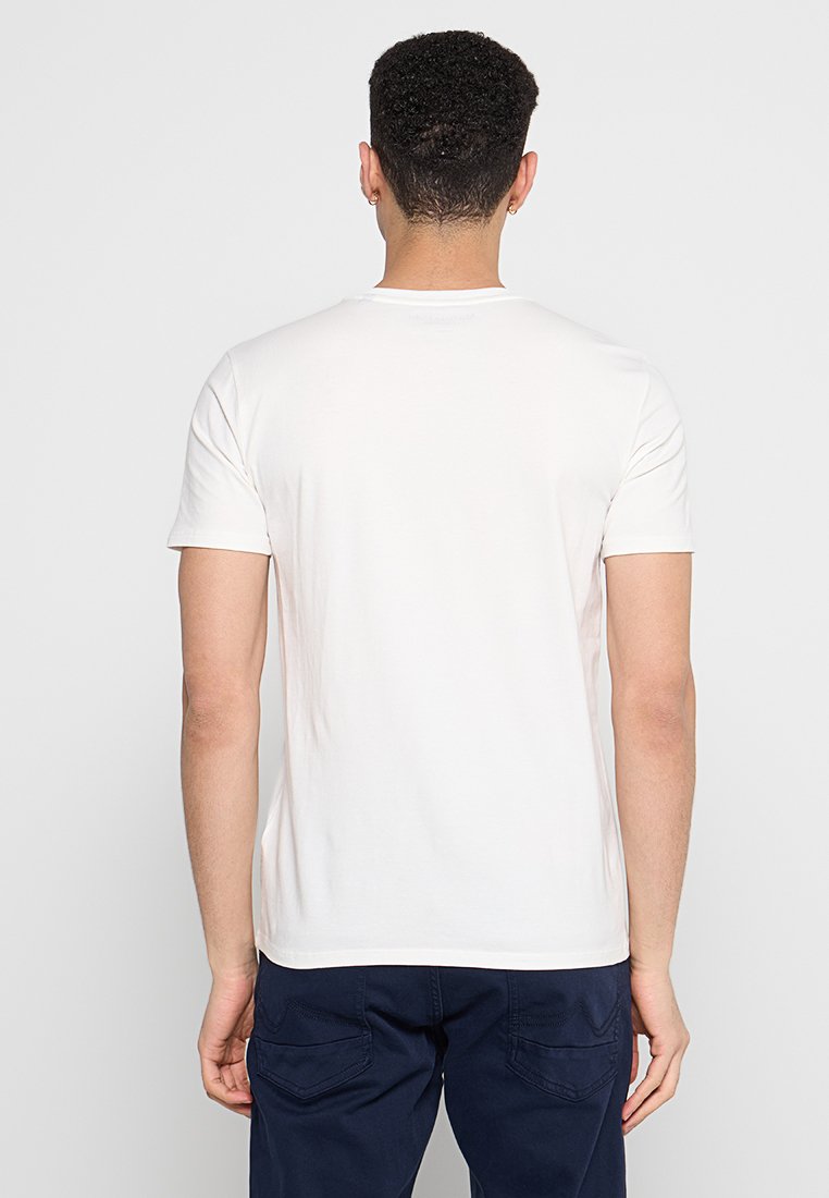 Weißes Baumwoll-T-Shirt mit kurzen Ärmeln, Rundhalsausschnitt, schlanker Passform und glatter Textur. Sauberes Design ohne sichtbare Muster oder Akzenten.