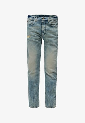 Vaqueros de mezclilla azul claro con un acabado desgastado, que presentan una zona desgastada en el muslo, corte de pierna recta y diseño clásico de cinco bolsillos.