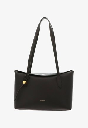 Sac à épaule en cuir noir avec fines bretelles, breloque cube doré et petit nom de marque doré à l'avant.