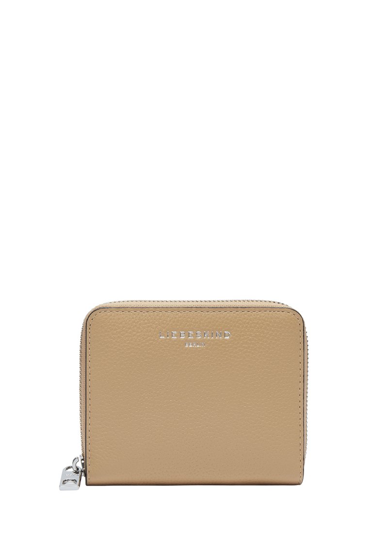 Beżowy skórzany portfel o teksturowanym wykończeniu, z metalowym suwakem oraz wytłoczonym logo z przodu, prostokątny kształt i kompaktowy design.