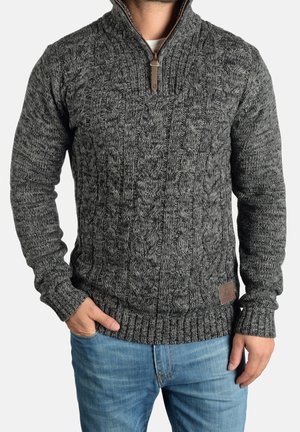 Dunkelgrauer gestrickter Pullover mit hohem Kragen, featuring einem Zopfmuster, gerippten Bündchen und Saum sowie einem kleinen Lederlogo-Patch.